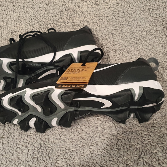 Nike Black and White Sneakers - Picture 3 of 8